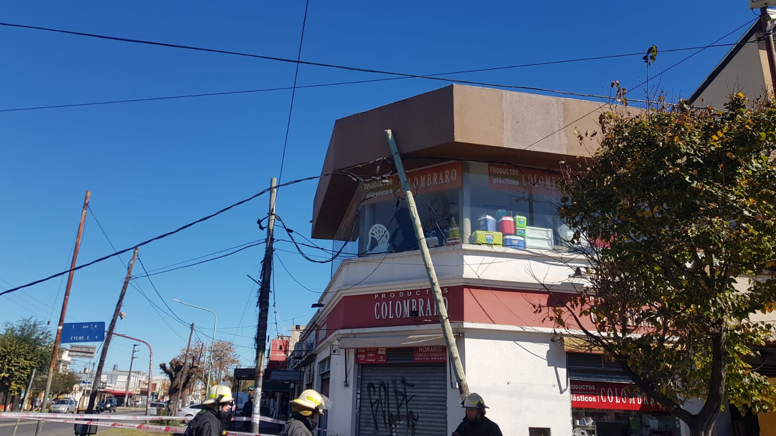POSTE TUMBADO EN AV. 137 Y 66 / FOTO: PERIÓDICO SIN LÍMITES