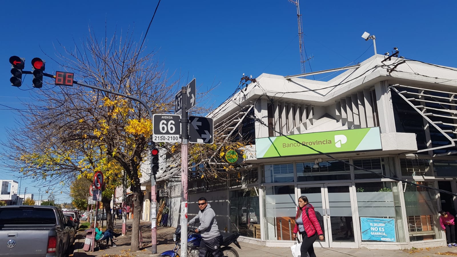 CABLES COLGANDO EN LA SEDE DEL BANCO PROVINCIA DE AV. 137 Y 66 / FOTO: PERIÓDICO SIN LÍMITES