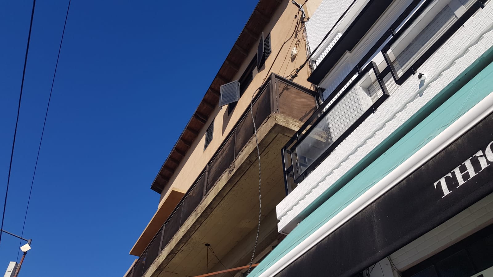 CABLES CERCA DE LOS DEPARTAMENTOS / FOTO: PERIÓDICO SIN LÍMITES