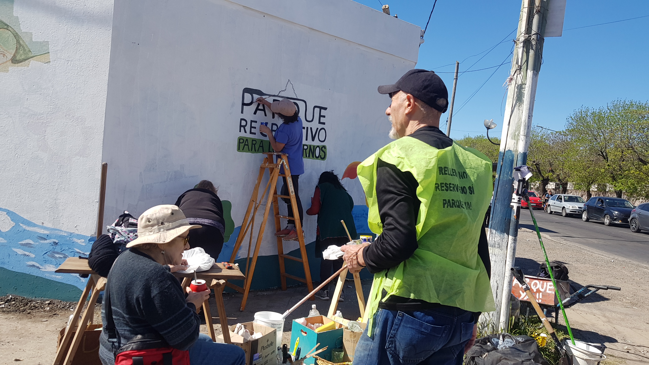 Vecinos pintaron un mural en Av. 137 y 72 para continuar el pedido del Parque Recreativo para Los Hornos