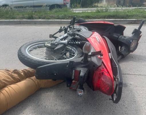 Un motociclista murió porque iba haciendo wheelie, perdió el control y fue chocado por un micro
