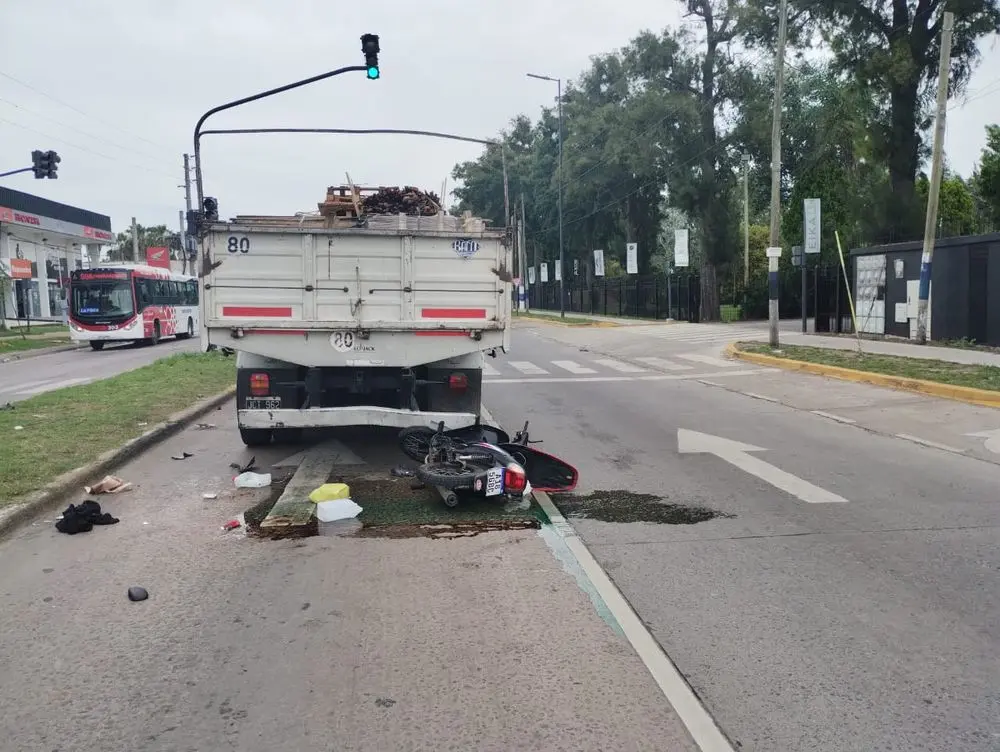 Un motociclista está grave luego de chocar contra un camión en el semáforo de Av. 44 y 157