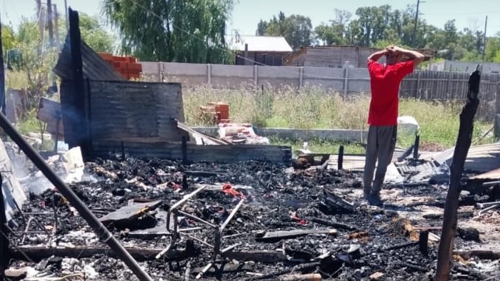 Una familia perdió todo tras el incendio de su casilla en Lisandro Olmos