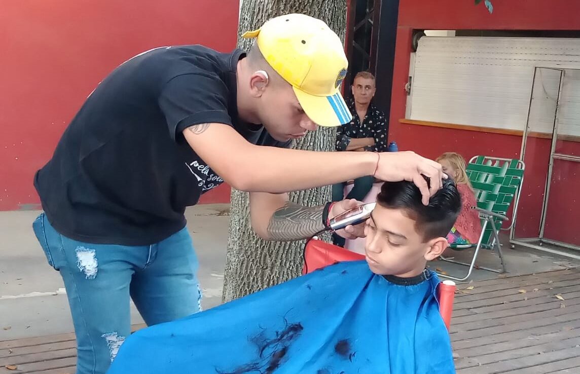 El peluquero solidario de La Plata estará realizando cortes de pelo a cambio de un abrazo en Plaza Belgrano