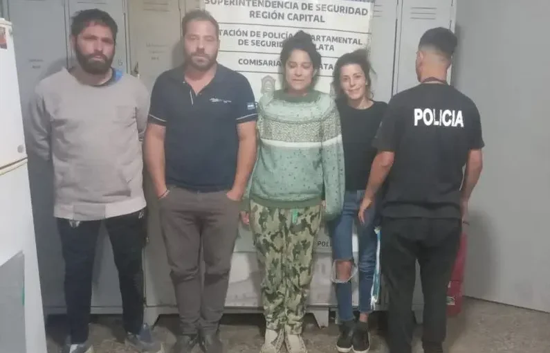Tras allanamientos en Abasto y Los Hornos, detuvieron a cuatro personas acusadas de realizar entraderas con un hacha