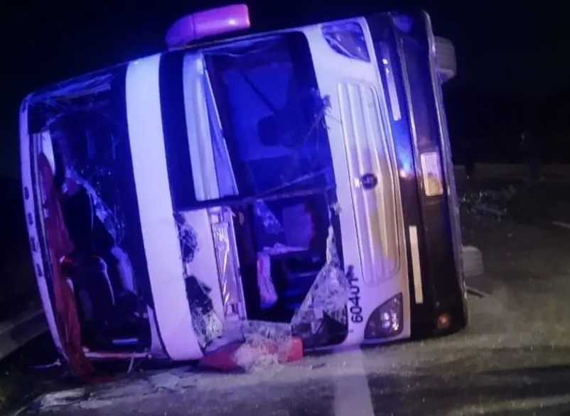 Al menos 9 heridos tras el vuelco de un micro en Ruta 2 - Periódico Sin ...