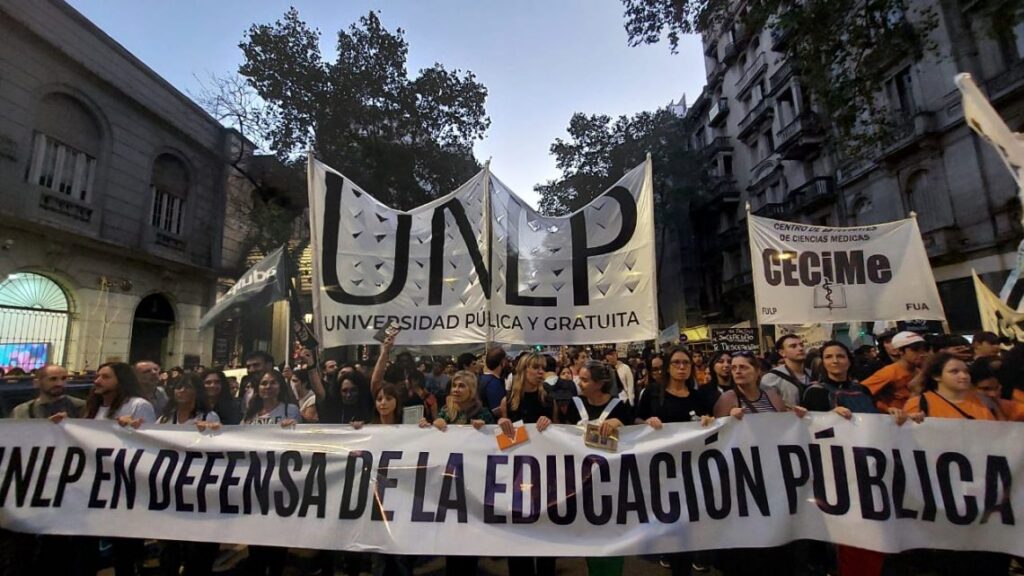 Marcha-universitaria-rectorado-unlp