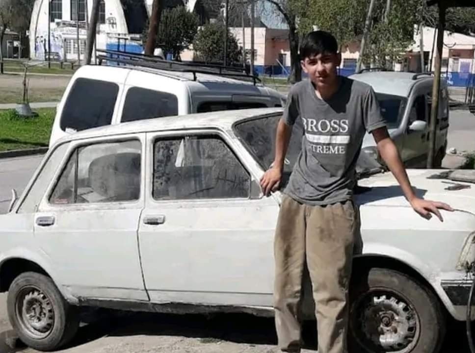 auto-primer-joven-redes