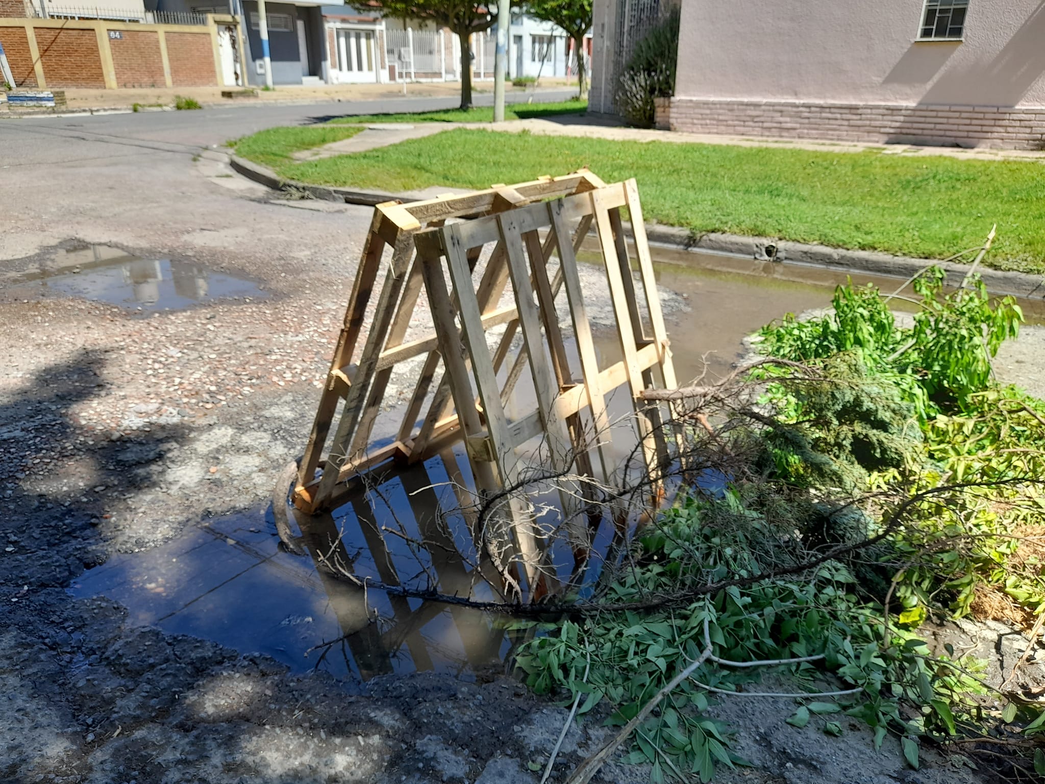 Reclaman por el mal estado de las calles en 138 y 64: “Necesitamos una ...