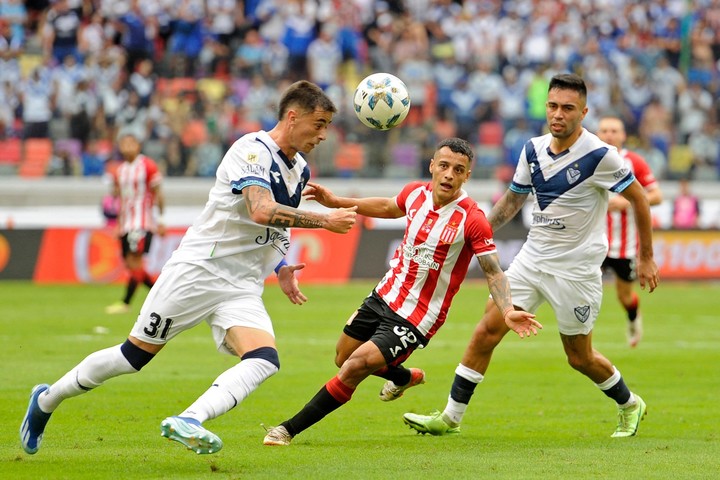 Estudiantes se enfrenta a Vélez por el Trofeo de Campeones