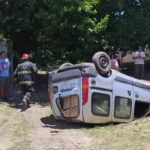 Volcó una camioneta del municipio y hospitalizaron al conductor: llevaba pan dulce para repartir