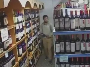 ESCRACHE HOMBRE BOTELLAS DE VINO 520 Y 173