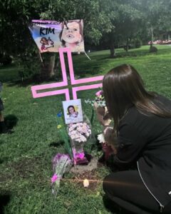 Florencia mamá de Kim homenaje cruz