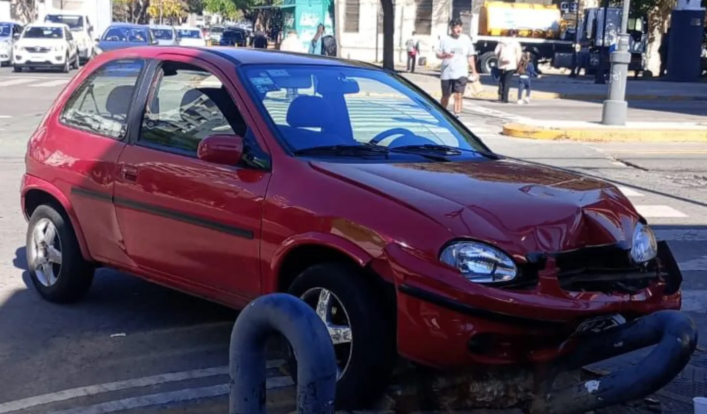 Perdió el control de su auto y terminó incrustándose contra un pilar de ...