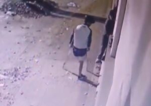 delincuente-amputado-muletas