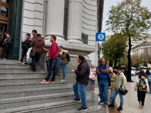 FILA EN EL BANCO NACIÓN DE AV. 7 Y 48 (2)