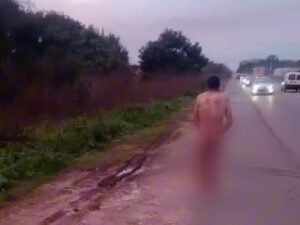 LADRÓN CAMINA DESNUDO EN RURTA 36