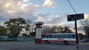 PLAZA MADRE - 60 Y 137 - MICRO - OESTE -RELOJ (1)