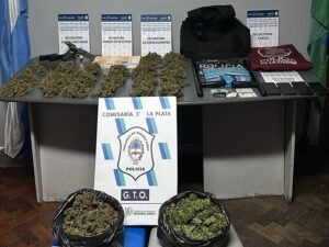 POLICIA DE CABA DETENIDO EN LOS HORNOS (2)