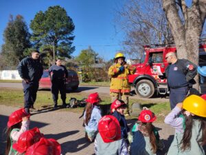 BOMBEROS DE ARTURO SEGUÍ CHARLA JARDÍN 924 (1)