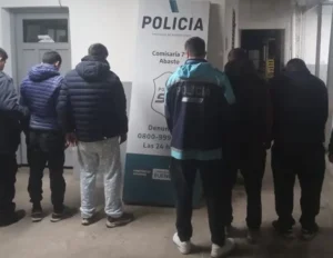 DETENIDOS - ROBO -CAMIONETA