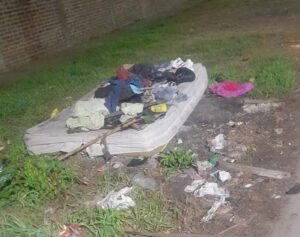 Los vecinos de 522 y 141 exigen limpieza en la zona y un contenedor