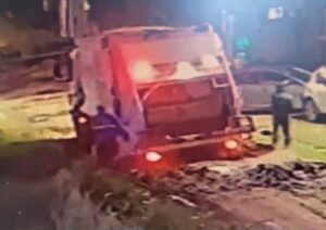 camión de residuos encajado - 182 bis y 519 bis