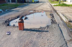 138 entre 57 y 58 pozo con agua