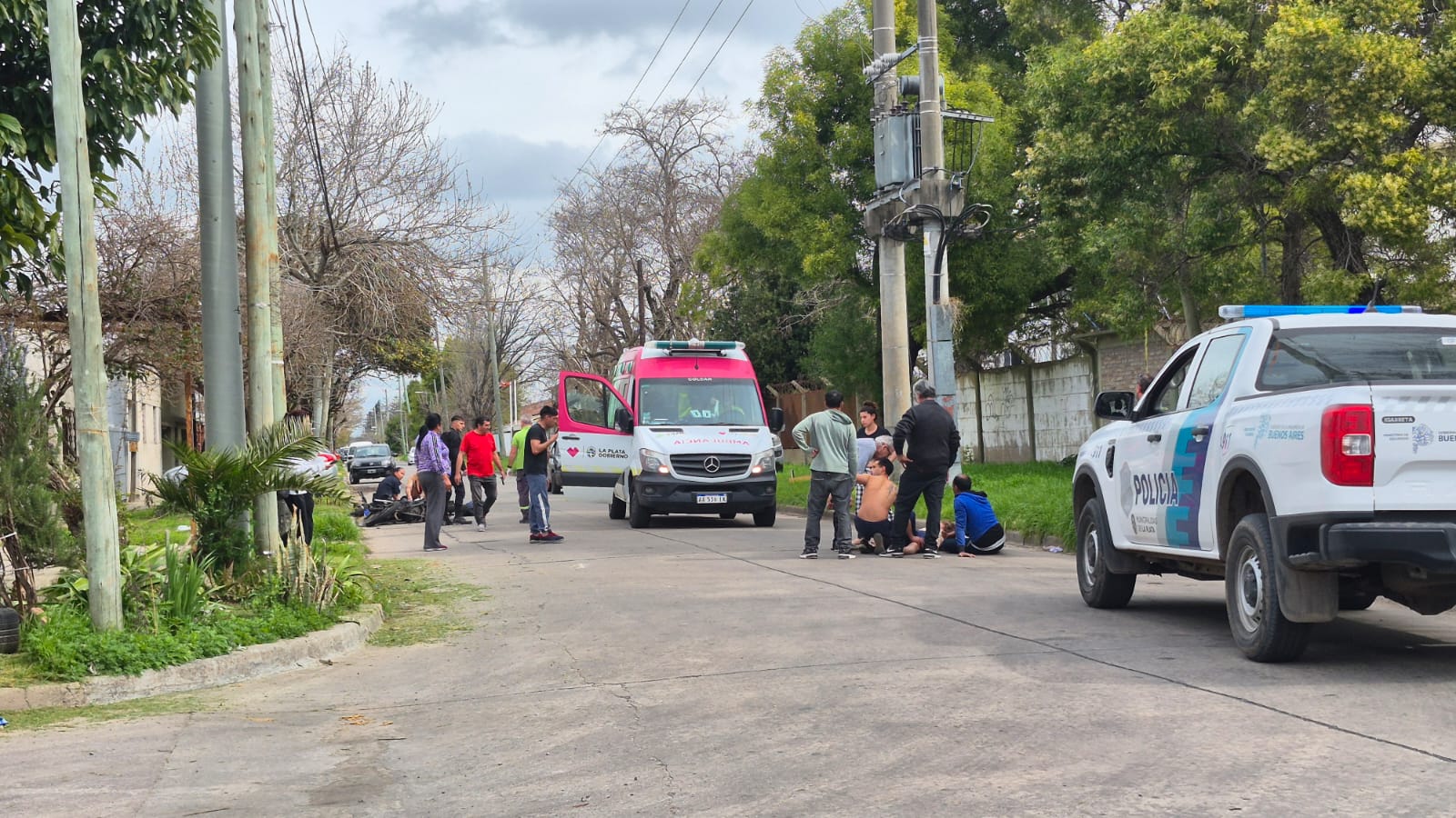 Una mujer cruzó la calle a tirar basura y fue embestida brutalmente por ...