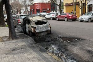 AUTO INCENDIADO 11 Y 42-43-