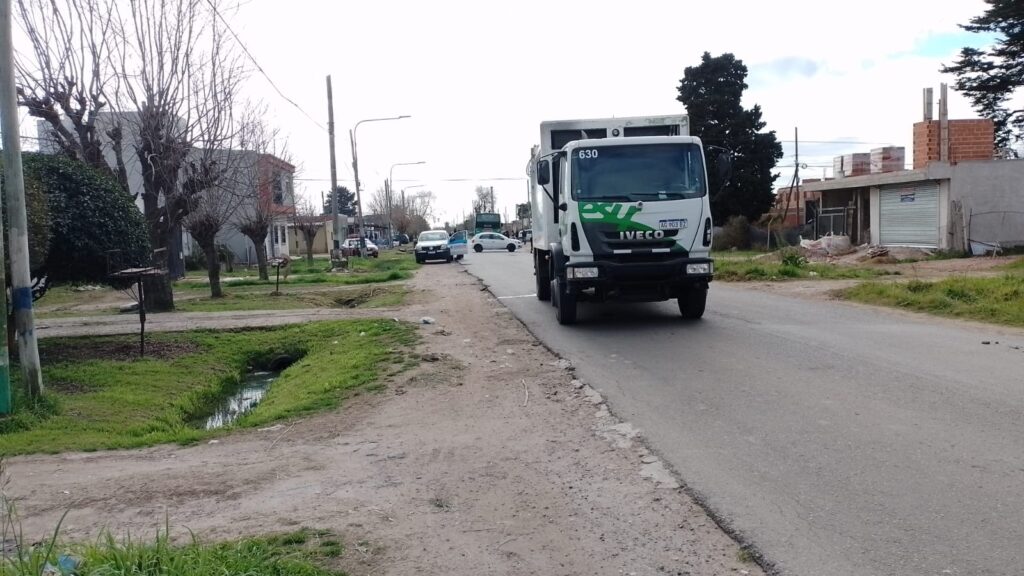 CAMIÓN DE RESIDUOS - SINIESTRO en 60 entre 165 y 166