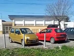 FRENTE DE LA ESCUELA 61 - 52 Y 235 ESTACIONAMIENTO