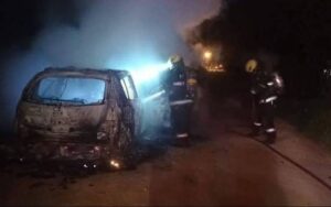 auto incendiado en arturo seguí