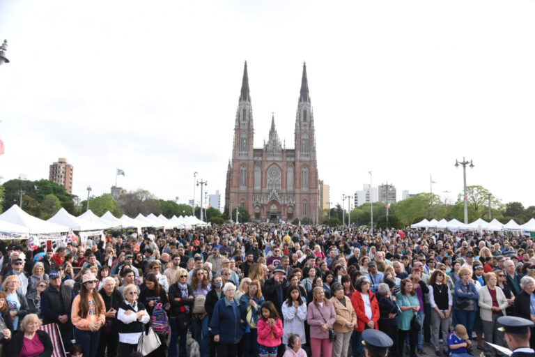 festival-folklore-dia-del-nino-la-plata-plaza-moreno.jpg-768x512