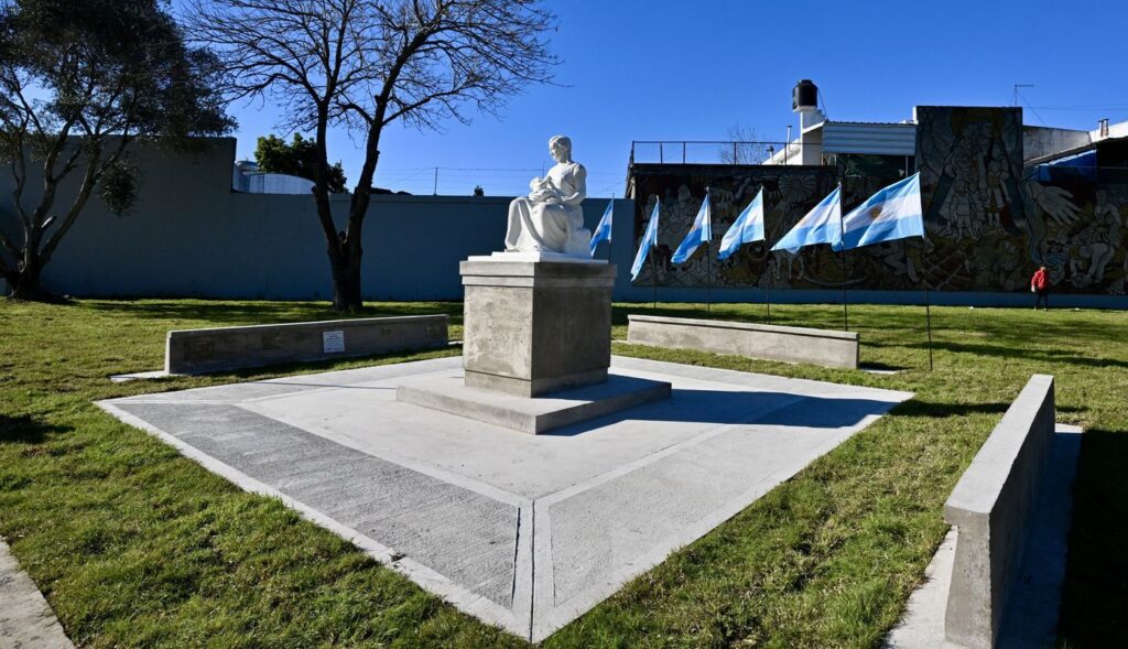 plaza-la-madre-los-hornos-1
