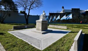 plaza-la-madre-los-hornos-1