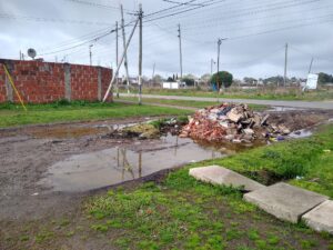 BASURA ACUMULADA POZOS CON AGUA RECLAMO