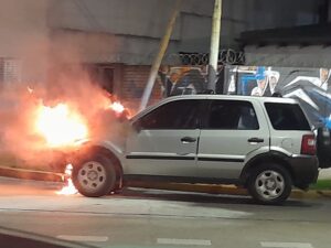 INCENDIO CAMIONETA EN DIAGONAL 73 Y 26 (1)