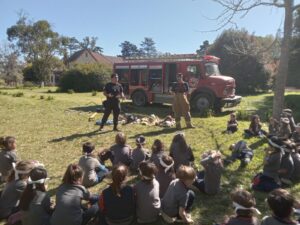 VISITA DE BOMBEROS DE ARTURO SEGUÍ AL COLEGIO GAUDI (3)