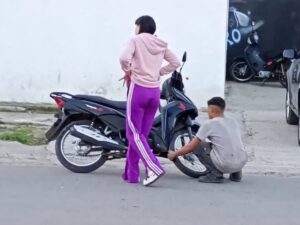 moto-wheelie-los-hornos