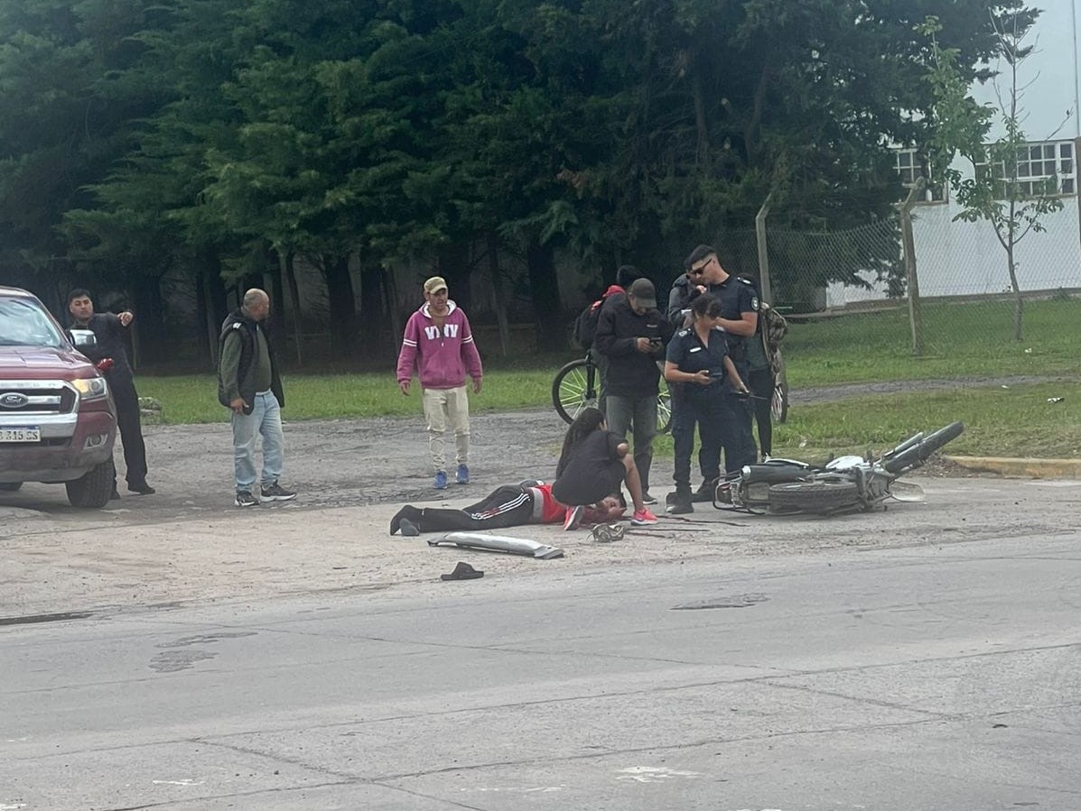 Un automovilista chócó contra una moto y se dio a la fuga en Av. 520 y ...