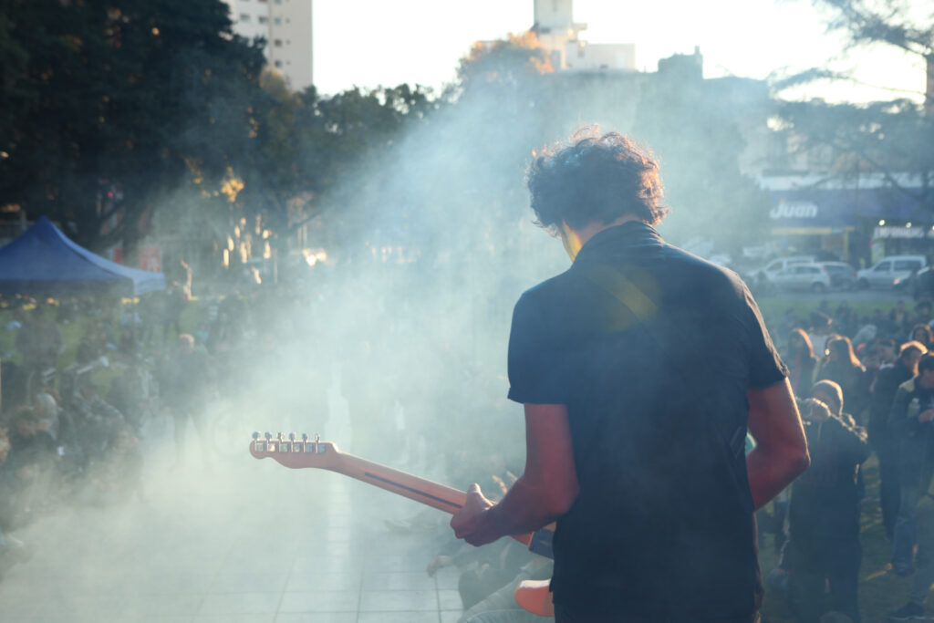 MÚSICO GUITARRISTA BANDA
