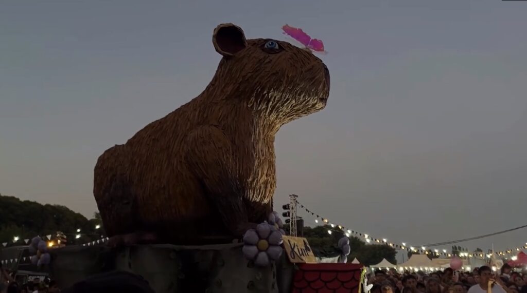 CAPIBARA-MUÑECO-HOMENAJE-KIM-GOMEZ