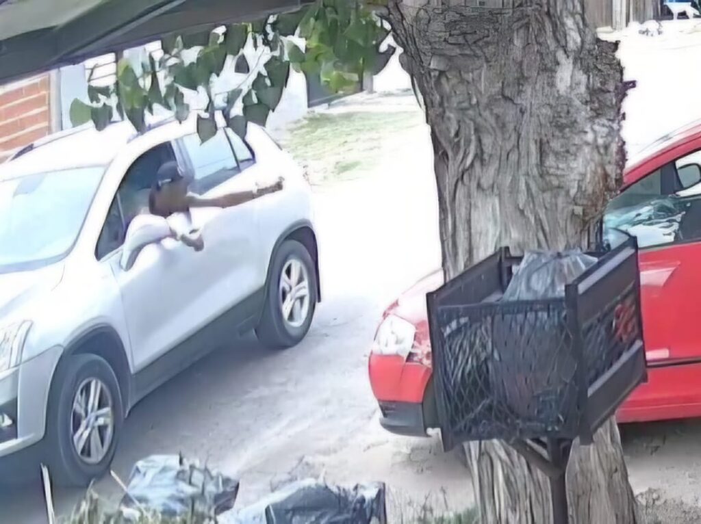 HOMBRE OFRECIENDO CARAMELOS DESDE VEHÍCULO