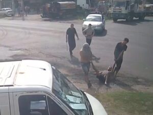 VECINOS ARRASTRARON A LADRÓN EN 66 Y 155