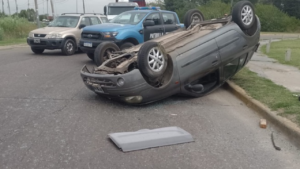 auto volcado 19 y 520 la plata