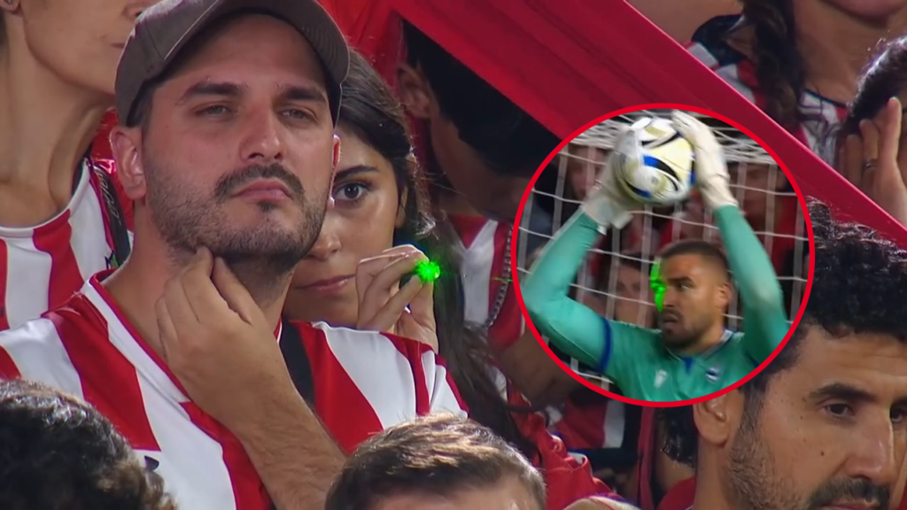 HINCHA DE ESTUDIANTES APUNTA CON LÁSER A ARQUERO DE VÉLEZ