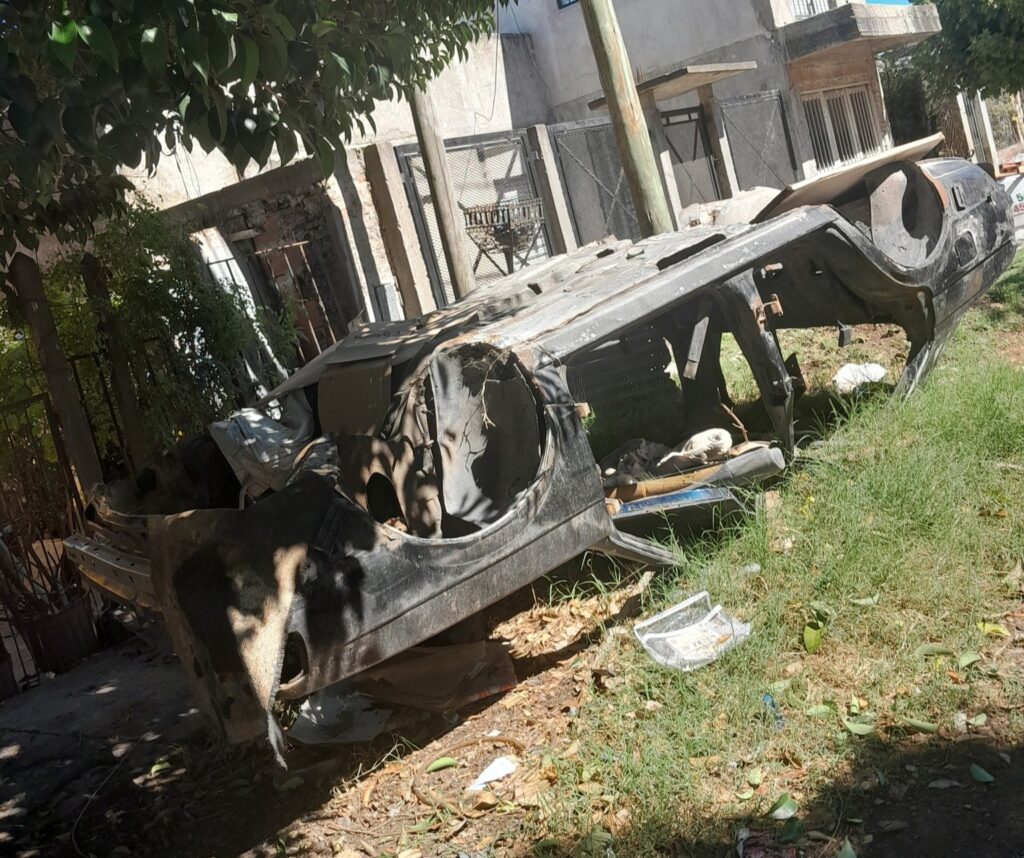 chatarra-acumulada-los-hornos-reclamo