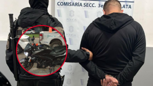 CIRCULABA EN UNA MOTO ROBADA LOS HORNOS
