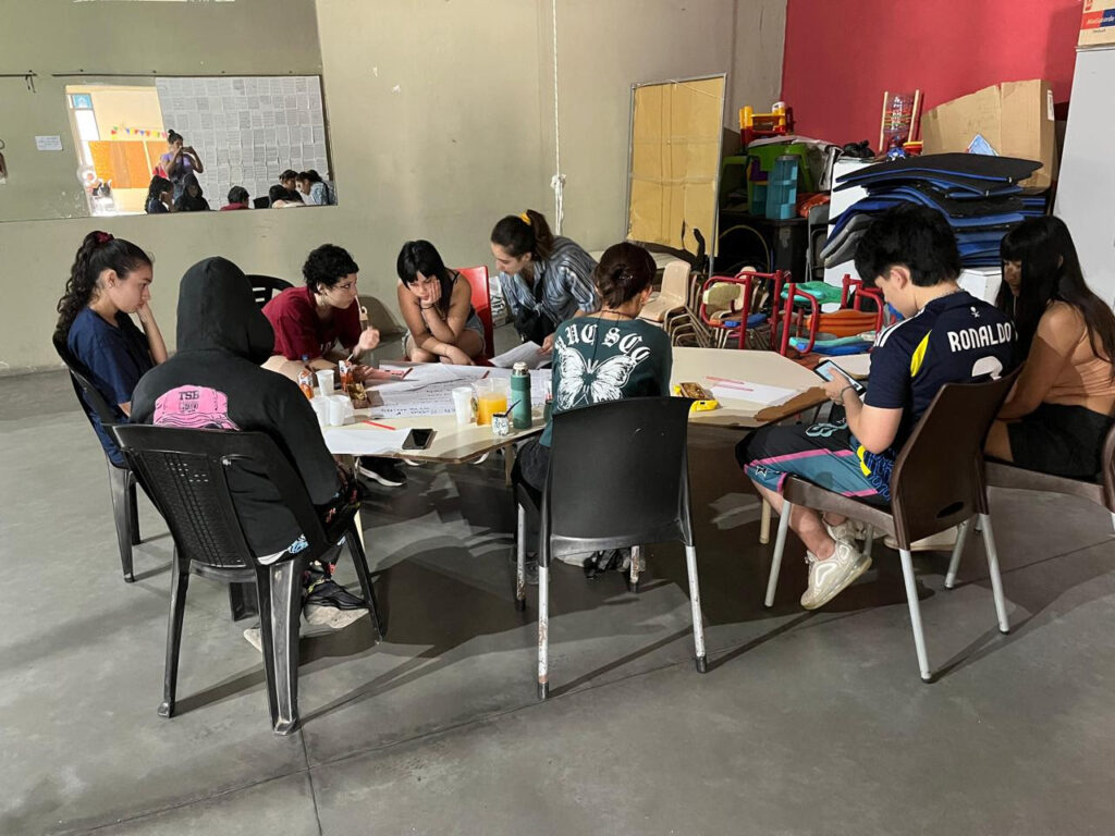 TALLERES GRATUITOS PARA JOVENES EN LOS BARRIOS. PROGRAMA ENVIÓN